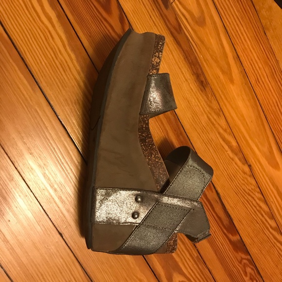 Crown Vintage Sandals - Picture 7 of 7